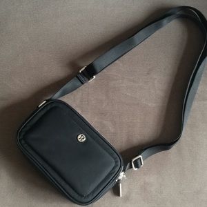 ❤️😍Lululemon crossbody camera bag, super cute